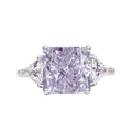 Anello in argento a tre pietre con gemma viola taglio radiant e pietre laterali - US 8 / Lavanda 24#