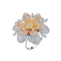 Anello floreale a tre toni con micro-pavé di zirconi e petali stratificati in 3D - US 6 / Argento