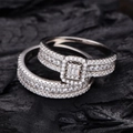 Exquisites S925 Silber Ring-Set mit Zirkonia auf texturiertem Holzkohle-Hintergrund - US 6 / Silber-Ring-Set