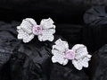 Makro-Ansicht von Schmetterling-Ohrringen mit rosa quadratischen Steinen und Kristallen - 925er Silber / Hellrosa