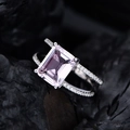 Anello in argento 925 con gemma viola rosa taglio rettangolare e doppia fascia micro pave - US 6 / Rosa Chiaro