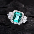 Smaragdschliff Ring mit grünem Edelstein und weißen Seitensteinen aus S925 Silber - US 7 / Grün