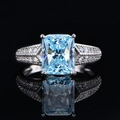 Aquamarinblauer Ring mit Eisblumenschliff in 925er Silber und Pavé-Diamantband - Hellseeblau
