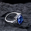 Anillo de plata 925 con diamante azul zafiro radiante de 10,5 ct sobre fondo de carbón - Azul Real