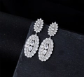 Macro di orecchini a goccia in argento con zirconi di lusso su pietra scura naturale - Argento 925 / Argento
