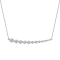 Funkelnde Halskette aus S925 Sterlingsilber mit geschwungenem Zirkonia-Anhänger auf Weiß - 925er Silber / Weiß
