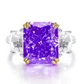 Ring mit lilafarbenem Edelstein im Radiant-Schliff und trapezförmigen Seitensteinen - US 7 / Violetter Zirkonia