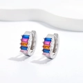 Pendientes de aro de plata S925 con circonitas de colores corte baguette sobre fondo blanco - Plata 925 / Plateado