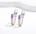 Macro shot of 925 sterling silver U-shaped earrings with colorful square zircons - Large Square Zirconia / 925 Silver / Silver