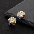 Bloemenoorbellen met kleurrijke zirkonia op gouden basis, 45-graden hoek voor details - 925 zilver / Goud
