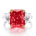 Ring mit rotem hochkarätigem Diamanten im Radiantschliff und Trapez-Seitensteinen - US 7 / Padmaraga-Rot