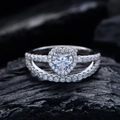 Elegante anello in argento 925 con pietra lucida a forma di cuore su base di legno scuro - US 6 / Strass Bianchi