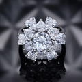 Anello a fiore in argento 925 con pietra taglio brillante 8mm e halo di petali lucenti - US 6 / Bianco Puro