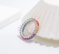 Detailaufnahme eines S925 Silber-Regenbogenrings mit bunten Zirkonsteinen im Rechteckschliff - US 7 / Silber-Klein 2*3mm Bunter Stein