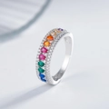 Anello d'argento con zirconi arcobaleno a goccia e file multiple di pavé di cristalli - US 6 / Oro Bianco