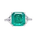 Anillo de plata 925 con gran piedra de corte esmeralda y circones laterales triángulo - US 5 / Esmeralda