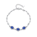Bracciale in argento 925 con zaffiri blu ovali e castone halo scintillante su sfondo bianco - Argento 925 / Blu (Zircone blu)