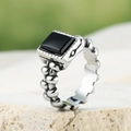 Macro-opname van een retro zilveren ring met vierkante zwarte steen en kralentextuur - US 7 / Zwarte Strass