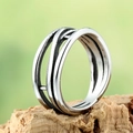 Anillo vintage de plata trenzada con diseño cruzado de múltiples capas sobre fondo de corteza - US 7 / Color Acero