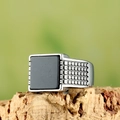 Primer plano de un anillo de acero inoxidable vintage con una piedra negra cuadrada - US 8 / Acero Piedra Negra