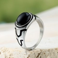 Anello vintage da uomo in acciaio inossidabile con gemma nera ovale e motivi incisi - US 7 / Pietra Nera