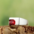 Anillo de plata para hombre con rubí rectangular sobre corteza y fondo verde suave - US 7 / Plata Circón Rojo