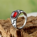 Anello vintage da uomo in acciaio con grande pietra preziosa rossa ovale e incisioni - US 7 / Diaspro Rosso