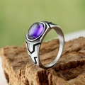 Anello vintage uomo in acciaio al titanio con gemma viola ovale su base in legno - US 7 / Pietra Viola