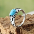 Dettaglio macro anello vintage da uomo in acciaio con turchese blu su legno rustico - US 7 / Turchese Blu