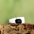 Anillo minimalista de plata para hombre con una circonita negra rectangular incrustada - US 7 / Color Acero con Strass Negro