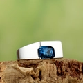 Anillo ancho de plata para hombre con piedra preciosa azul sobre fondo de corteza natural - US 7 / Color Acero Strass Azul