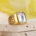 Macro-opname van gouden ring met grote rechthoekige edelsteen en reliëf aan de zijkant - US 7 / Goud Witte Strass