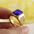 Macro-opname van een vergulde herenring met een blauwe edelsteen en reliëf van een hoefijzer - US 7 / Goud Blauwe Strass