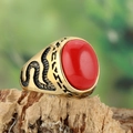 Vue macro d'une bague rétro en acier doré avec pierre ovale rouge et détails ciselés - US 7 / Or Pierre Rouge