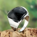Anello minimalista in argento con grande pietra nera sfaccettata su base in legno - US 7 / Colore Acciaio Zircone Nero