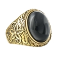 Dettaglio anello vintage dorato con grande pietra nera ovale e incisioni floreali - Pietra nera d'oro