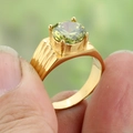 Anello ondulato dorato con pietra tonda verde oliva e castone a quattro griffe lucido - US 7 / Oro con Verde Chiaro
