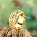 Anillo ancho de acero dorado con relieves sobre fondo de madera rústica natural - US 7 / Dorado