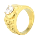 Dettaglio di un anello in titanio dorato con grande zircone ovale e incastonatura a griffe - US 7 / Oro