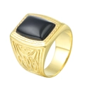Vista dettagliata di un anello vintage dorato con pietra nera quadrata e incisioni laterali - US 12 / Oro Zirconia Nera