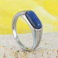 Gepolijste zilveren ring met ovale blauwe lapis lazuli op een stenen basis - US 7 / Zilveren Ring Lapislazuli