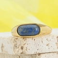 Detail van een vintage gouden ring met een ovale lapis lazuli steen op een getextureerde steen - US 7 / Gouden Ring Lapislazuli