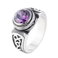 Anello vintage argentato con grande pietra viola tonda e motivi a volute incisi - US 7 / Zirconi Viola Acciaio