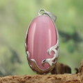 Pendentif ovale en pierre oeil de chat rose avec gravure argentée sur fond d'écorce - Pendentif Seul Sans Chaîne / Pierre Œil de Chat Rose (Pendentif Seul - Couleur Argent)