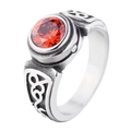 Anello retrò in argento con pietra rossa sfaccettata e incisioni celtiche vista di 45 gradi - US 7 / Acciaio Zircone Rosso