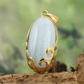 Pendente ovale in acciaio al titanio dorato con pietra occhio di gatto azzurro - Solo Pendente Senza Catena / Pietra Occhio di Gatto Bianca (Ciondolo Solo - Colore Oro)