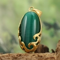Ciondolo vintage in acciaio dorato con pietra occhio di gatto verde ovale su base legno - Solo Pendente Senza Catena / Pietra Occhio di Gatto Verde (Ciondolo Solo - Colore Oro)
