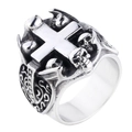 Detalle de anillo gótico de calavera con cruz grabada y acabado en plata antigua - US 7 / Color Acero