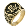 Anello pirata vintage dorato con teschio, spade incrociate e dettagli del timone navale - US 7 / Bicolore (Oro e Argento)