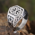 Anillo gótico hexagonal de acero inoxidable con relieve floral y estilo vintage - US 7 / Color Acero